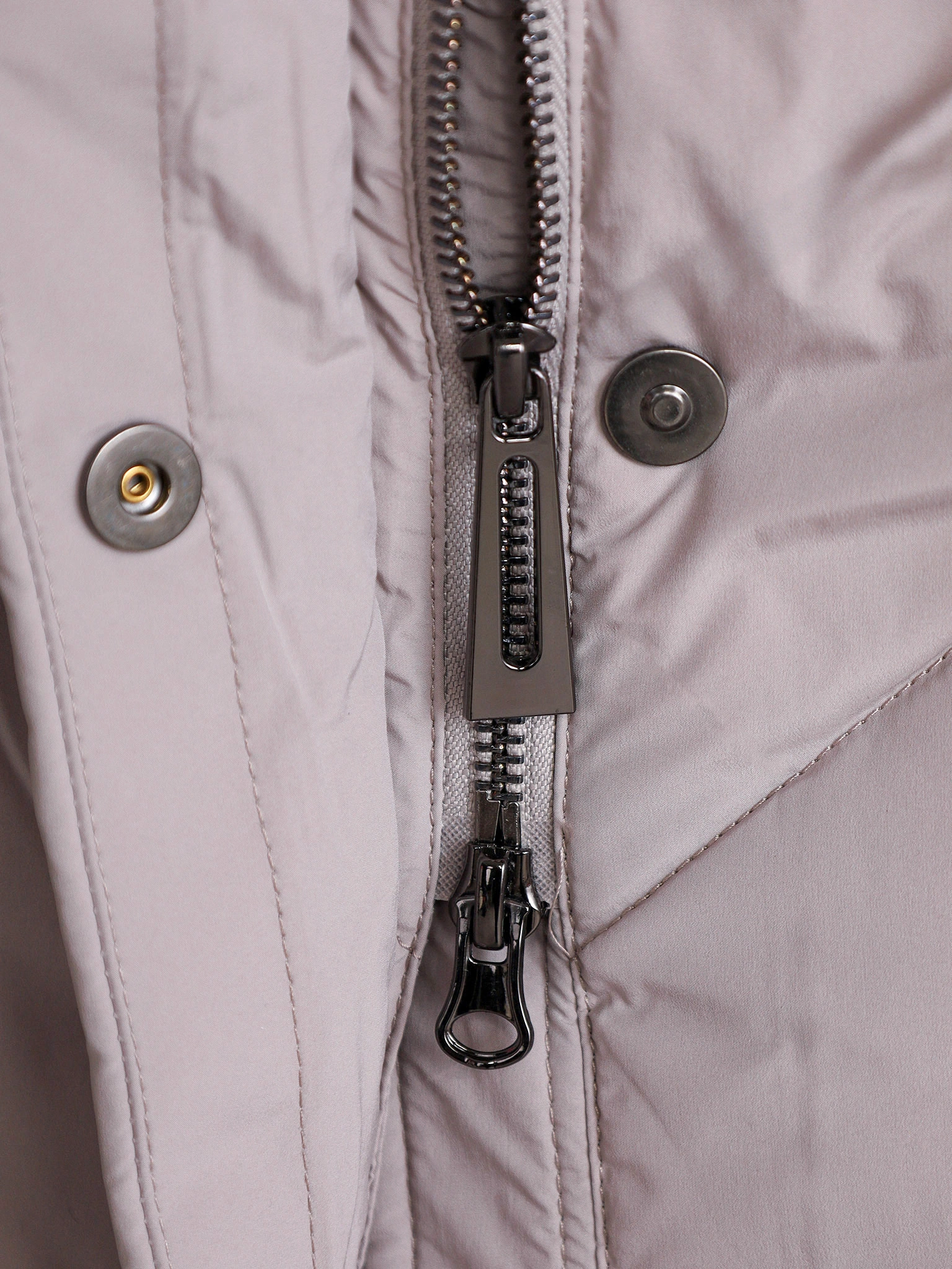 Пуховик бежевого цвета с двойным капюшоном